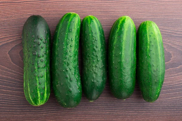 Komkommers op houten tafel — Stockfoto