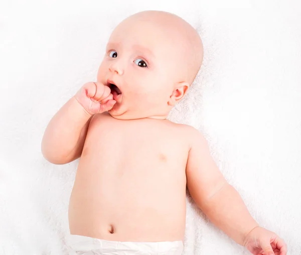 Söt baby liggande på handduk — Stockfoto