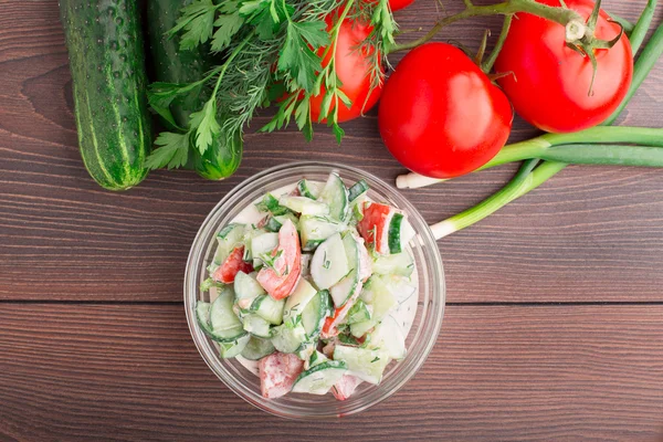 Salade met groenten en crème saus — Stockfoto