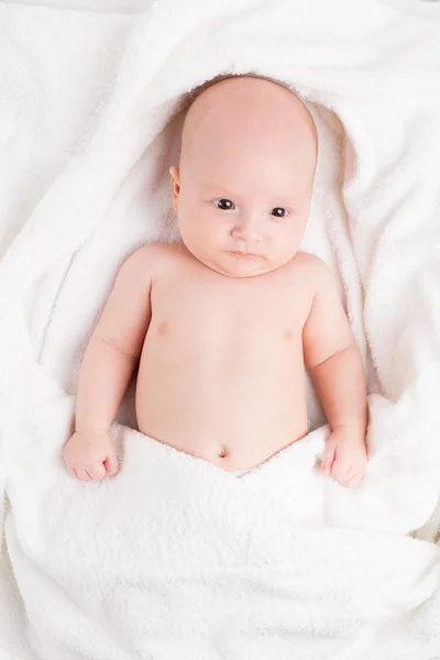 Bébé mignon enveloppé dans des serviettes — Photo