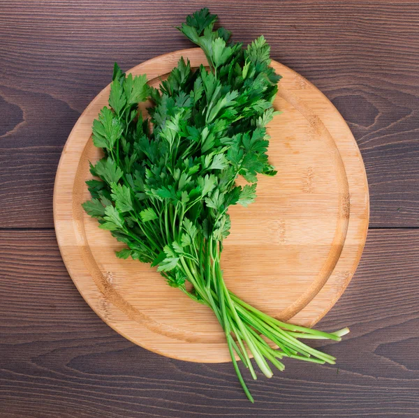 Fresh parsley on cutting board. — Stock Photo, Image