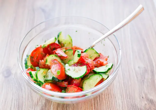 Insalata di pomodoro con cetriolo e cipolla — Foto Stock