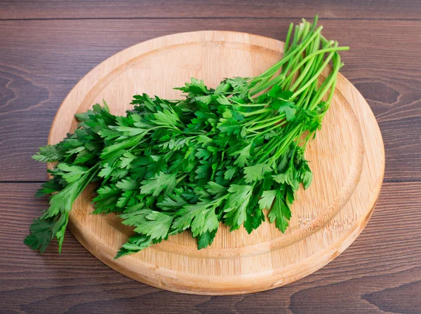 Fresh parsley on cutting board. — Stock Photo, Image