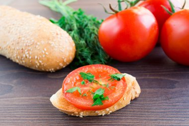 otlar ile lezzetli domates bruschetta