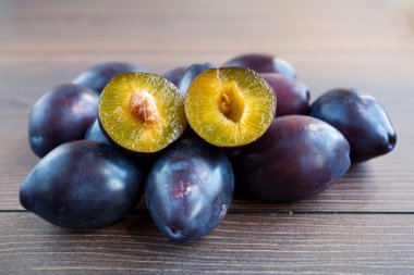 ahşap tahta üzerinde olgunlaşmış Erik