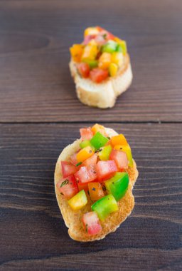 kırmızı biber ve otlar ile lezzetli bruschetta