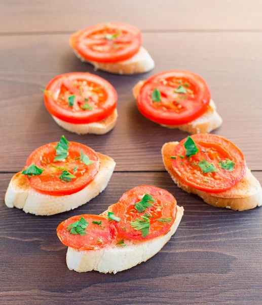औषधी वनस्पती सह स्वादिष्ट टोमॅटो ब्रुसेटा — स्टॉक फोटो, इमेज