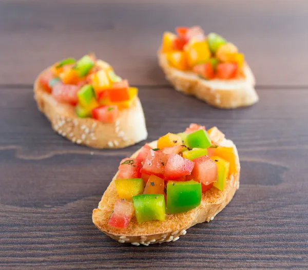 Deliziosa bruschetta con paprika ed erbe aromatiche — Foto Stock