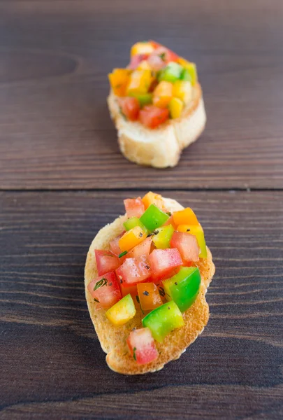 Délicieuse bruschetta au paprika et aux herbes — Photo