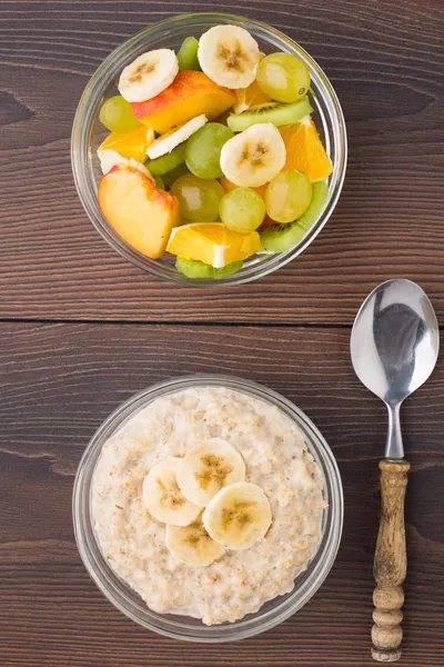 Oat porridge and fruits — Stock Photo, Image