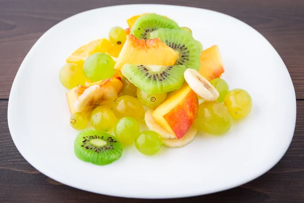 Ассортимент нарезанных фруктов на тарелке — стоковое фото