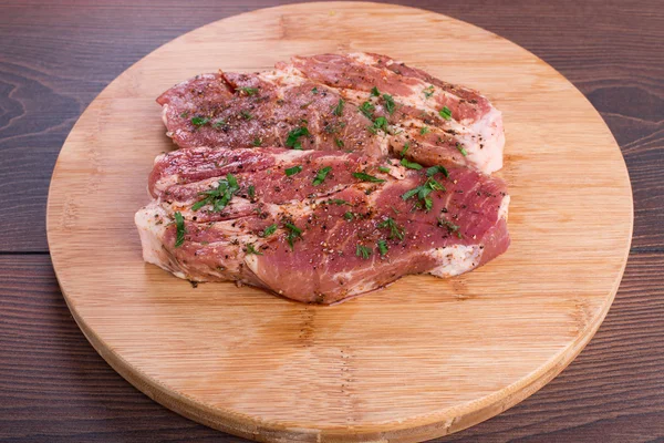 Bistecca cruda con spezie — Foto Stock