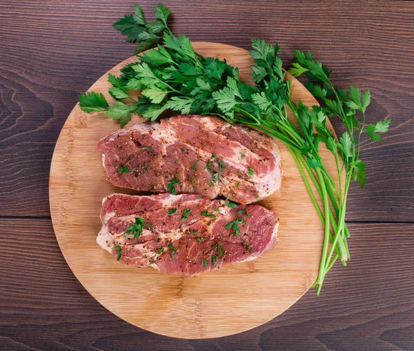 Baharat ile çiğ biftek — Stok fotoğraf
