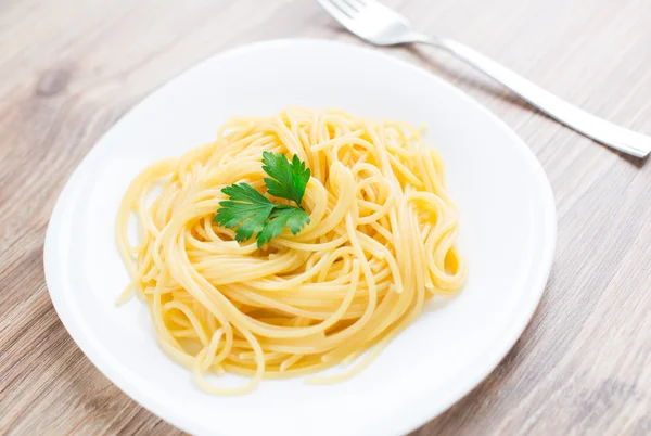 Spaghetti på en tallrik — Stockfoto