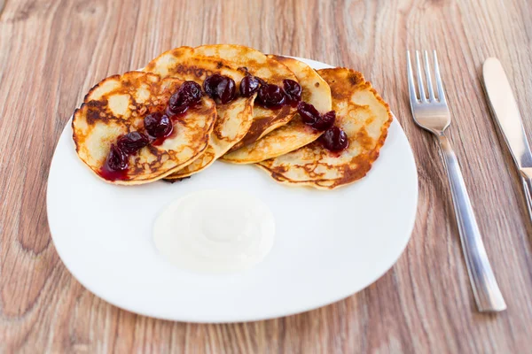 Heerlijke pannenkoeken met cherry jam — Stockfoto