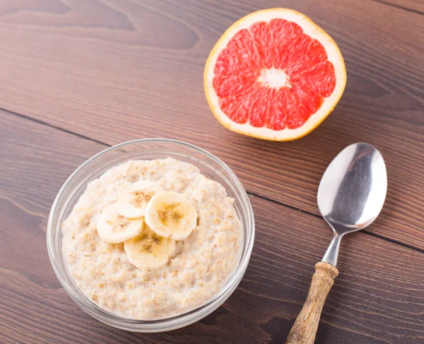 Oat porridge with banana and grapefruit — Stock Photo, Image