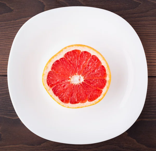 Rebanada de pomelo en una palta — Foto de Stock