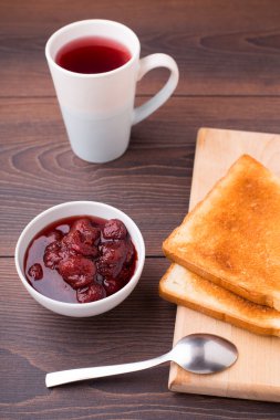 tost ve çilek reçeli