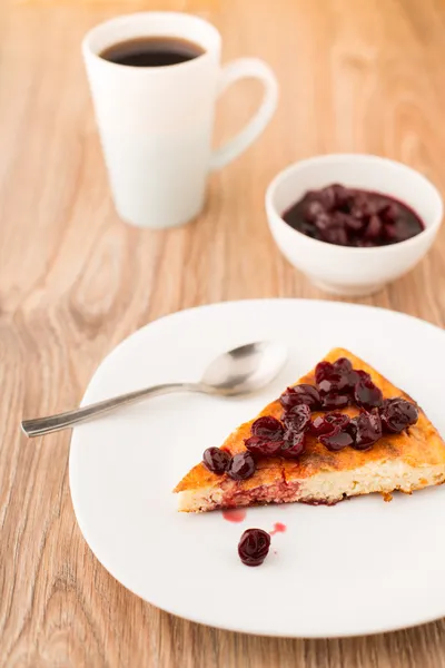Cheesecake with berries sauce — Stock Photo, Image