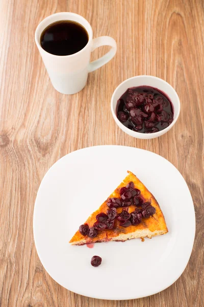 Tarta de queso con salsa de bayas —  Fotos de Stock