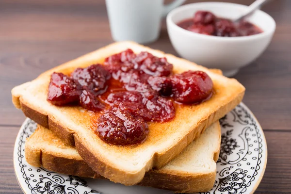 Toast mit Erdbeermarmelade — Stockfoto