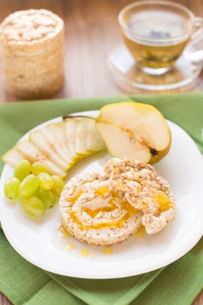 Maïs crackers met honing en fruit — Stockfoto