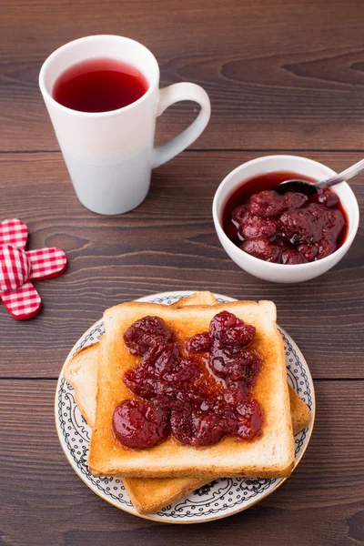 Toast mit Erdbeermarmelade — Stockfoto