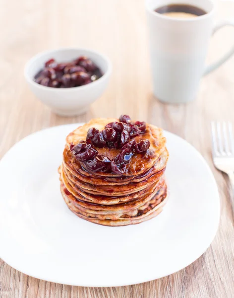 Heerlijke pannenkoeken met cherry jam — Stockfoto