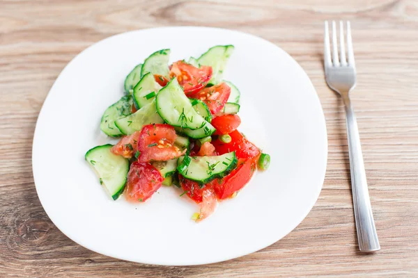 Tomatensalade met komkommer en UI — Stockfoto