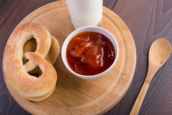 Bretzels mous, confiture d'abricot et verre de lait — Photo