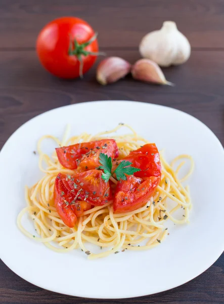 Spaghetti på en tallrik — Stockfoto