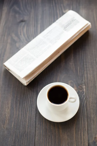 Giornale e tazza di caffè sul tavolo — Foto Stock