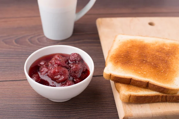 Toast und Erdbeermarmelade — Stockfoto