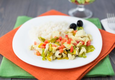 Tavuklu pilav ve sebze.