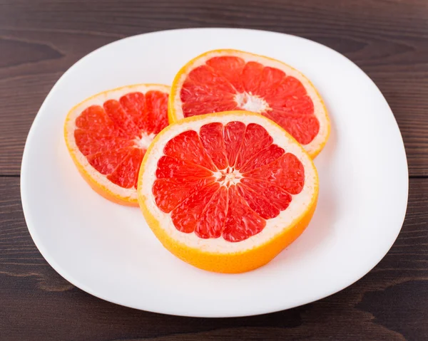 Кусочек грейпфрута на палте — стоковое фото