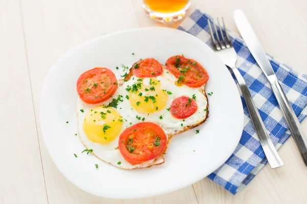 Œuf frit sur assiette — Photo