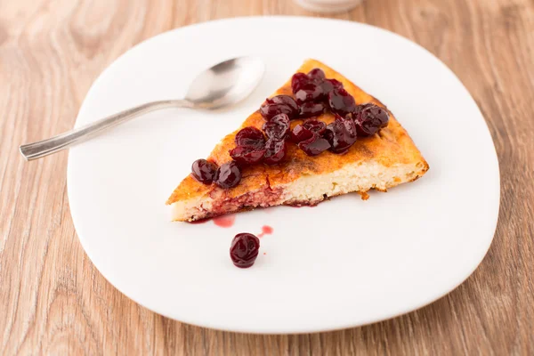 Tarta de queso con salsa de bayas — Foto de Stock