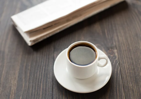 Periódico y taza de café en la mesa — Foto de Stock