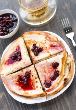 bir plaka üzerinde ince krep