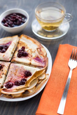 bir plaka üzerinde ince krep