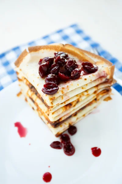 Dunne pannenkoeken op een plaat — Stockfoto