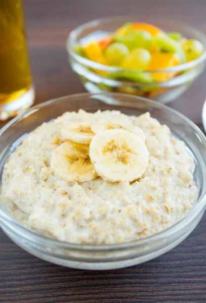 Oat porridge and fruits — Stock Photo, Image