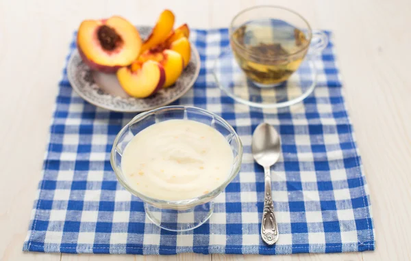 Breakfast. Green tea, youghurt and peach — Stock Photo, Image