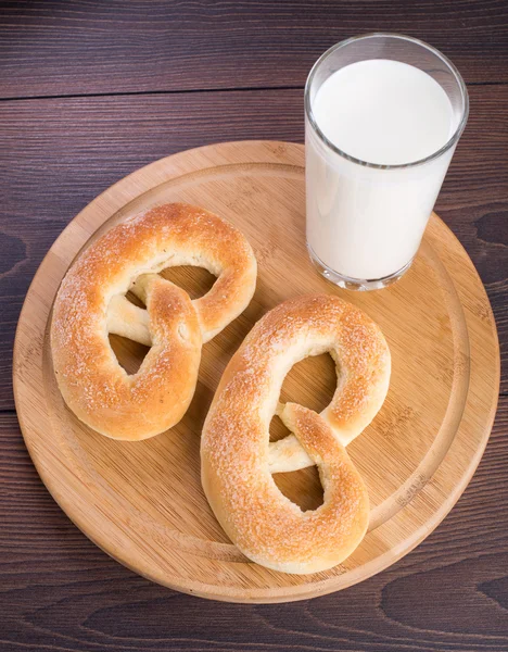 Hausgemachte warme weiche Brezeln und ein Glas Milch — Stockfoto