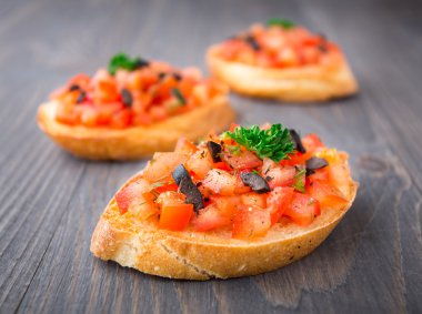 Olive ile tepesinde domates bruschetta