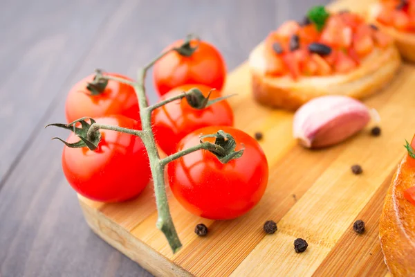 लाल टोमॅटोचे बंच — स्टॉक फोटो, इमेज