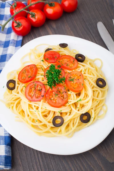 Pasta rebanada con tomates cherry —  Fotos de Stock