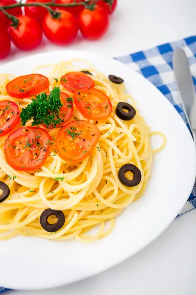 Pasta rebanada con tomates cherry —  Fotos de Stock