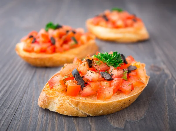 Brochette de tomates garnie d'olive — Photo