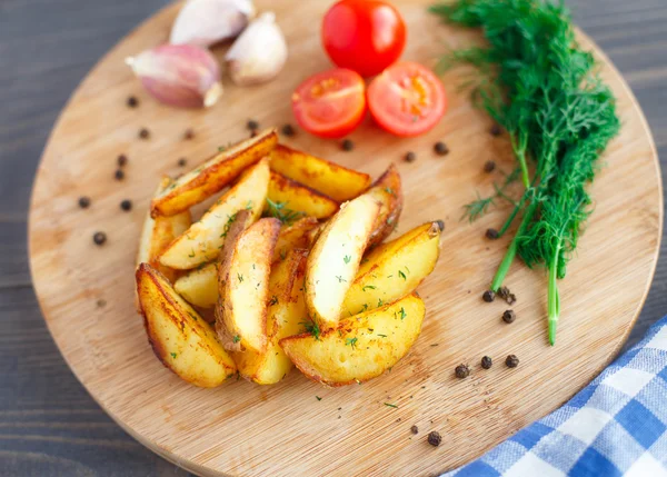 Cuñas de papa frita con tomate cherry —  Fotos de Stock